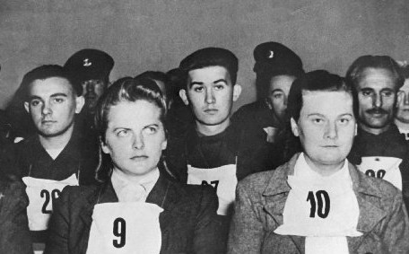 Irma Greseová (s číslem 9) před soudem, který za její zvěrstva vyřkl ortel smrti.