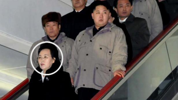 "Rodinná fotografie" z obchodního domu. Kim Kjong-hi, dcera prvního severokorejského vůdce, vyznačena v kroužku.