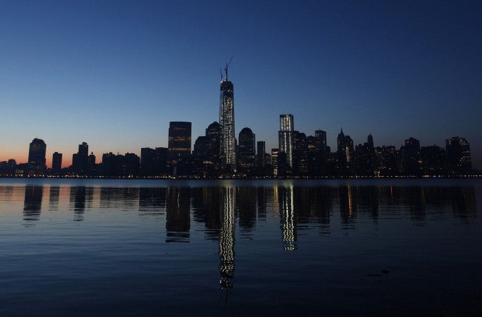 Nová dominanta newyorského Manhattanu - One World Trade Center - už je dostavěna.