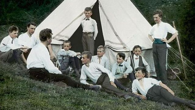 První skautský tábor v roce 1912, v popředí sedí Antonín Benjamin Svojsík.