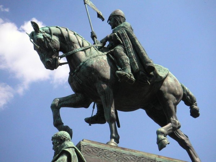 Patřil praporec sv. Jiří původně Václavovi? Asi ano.