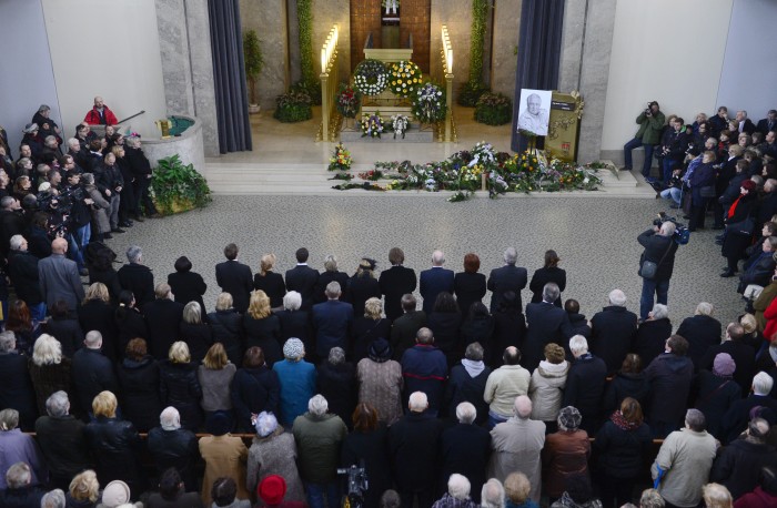 V Praze se konalo poslední rozloučení se zpěvákem Pavlem Bobkem, který zemřel 20. listopadu ve věku 76 let.