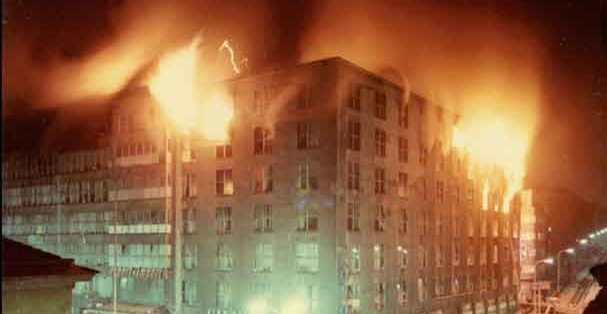 Veletržní palác v plamenech.