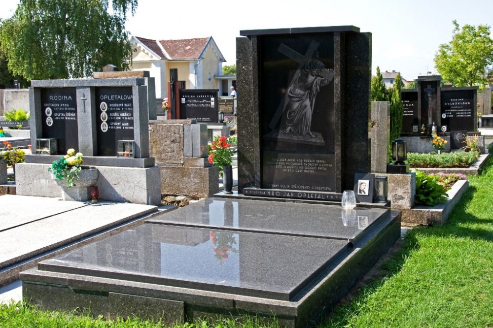 Hrob Jana Opletala v obci Náklo.