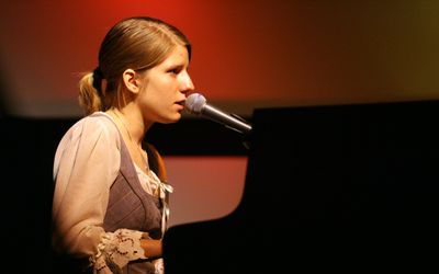 Muzikál Once, inspirovaný stejnojmenným filmem z roku 2006 s českou písničkářkou Markétou Irglovou (na snímku) a irským hudebníkem Glenem Hansardem, získal divadelní cenu Tony za nejlepší muzikál.