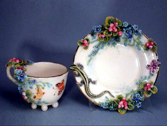 Knihy pana řídícího nahradil kýčovitý porcelán.