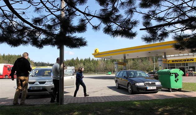 Posádka automobilu nenápadně odchází vykonat potřebu k domku Jana Martince.