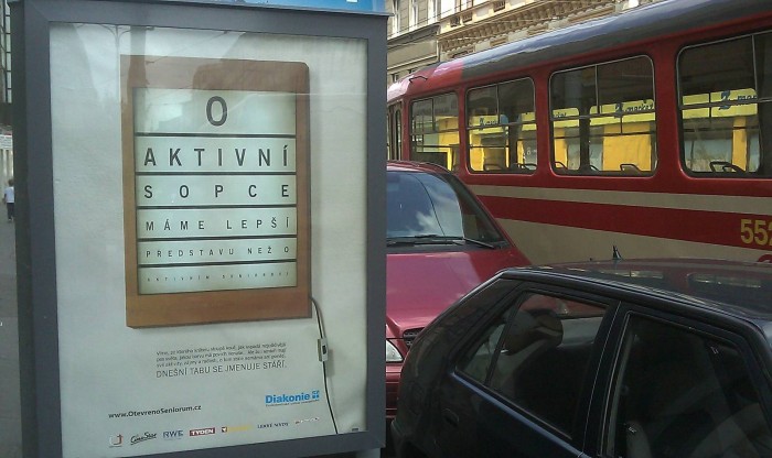 Plakáty OtevřenoSeniorům zaplavily například telefonní budky.