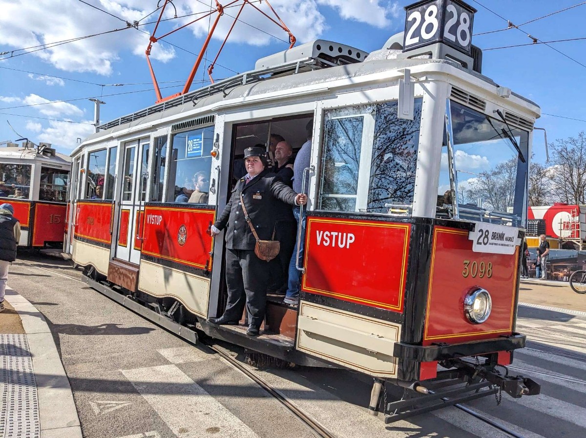 02-historicka-tramvaj-mevro.jpg
