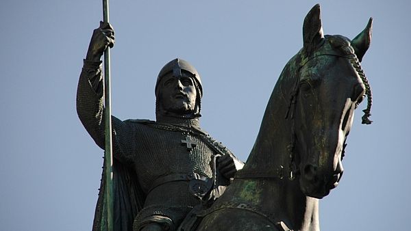 Kolem sochy sv. Václava bude opět bronzový řetěz.