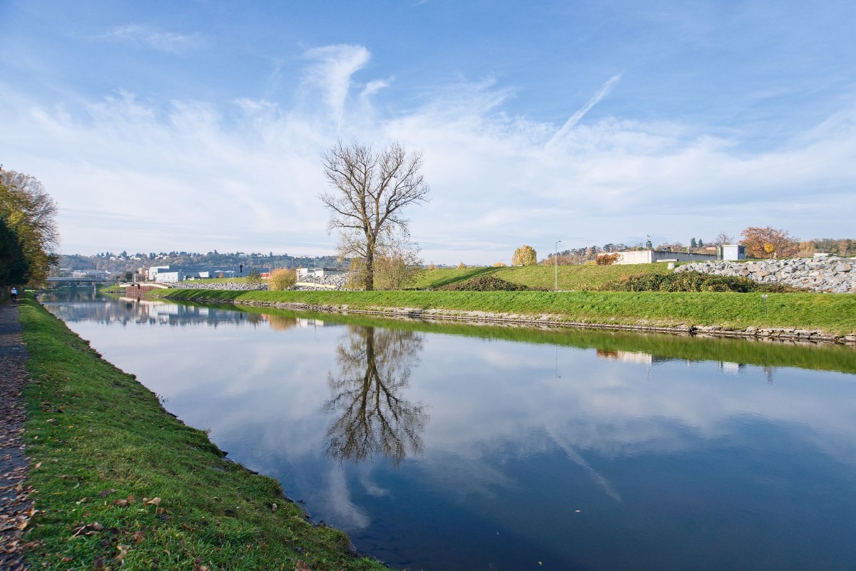 19  Císařský ostrov za vodou