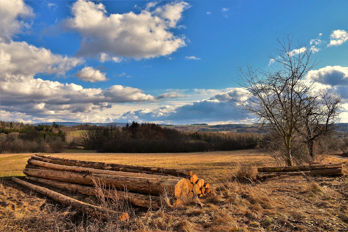 Jaro klepe na dveře.