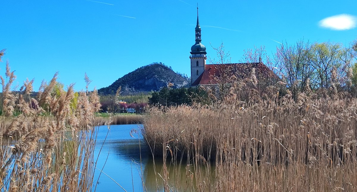 U kostela