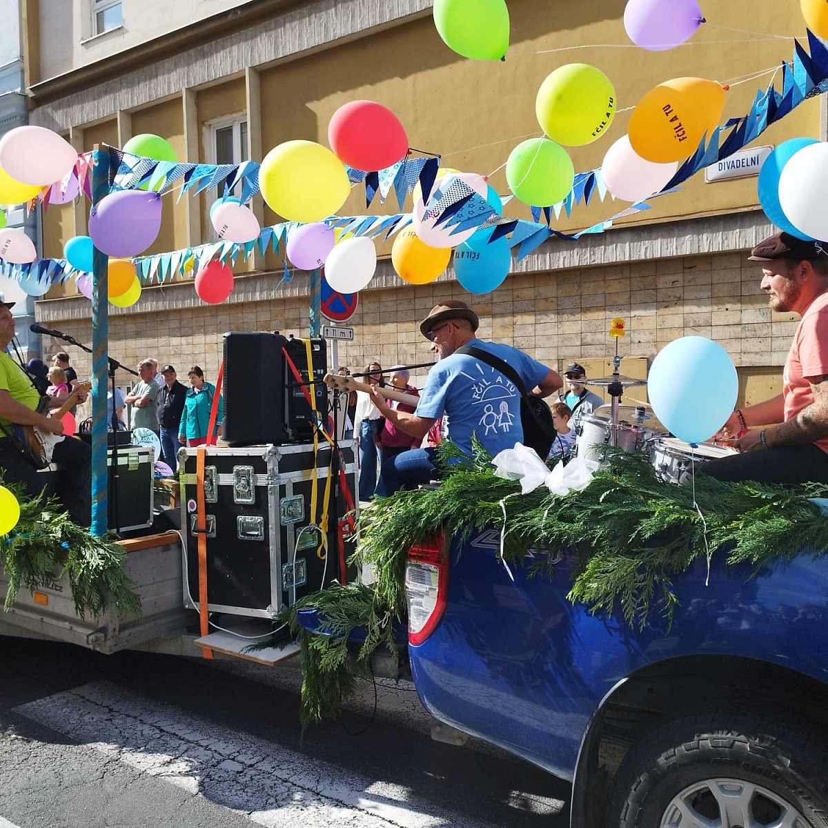 V průvodě hrála hudba a bylo veselo