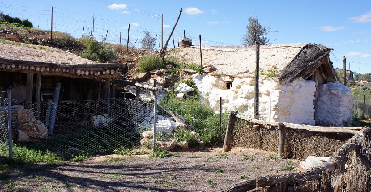 nuzné obydlí kopáčů opálů (1).jpeg