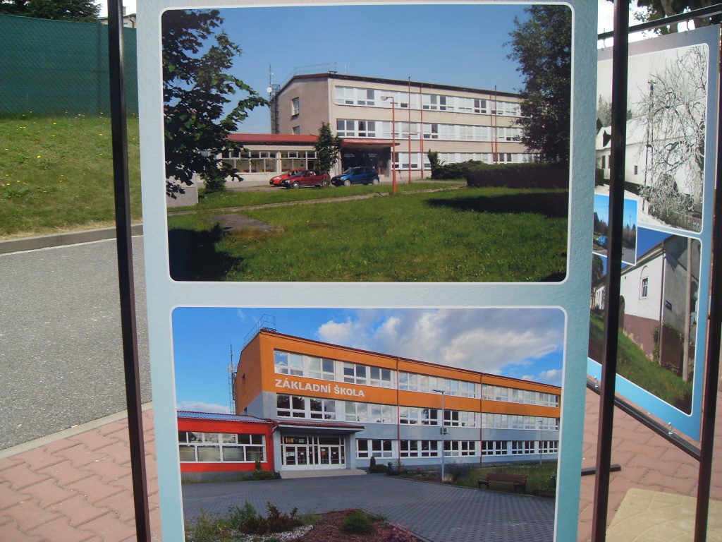 Opravená budova školy na dolním snímku