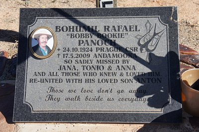 Náhrobní kámen legendárního Čecha v Andamooka.jpeg